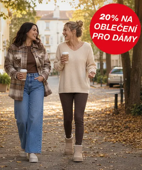 Dámský podzimní outfit a dekorativní polštáře s dýněmi